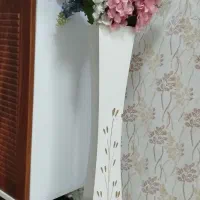 گلدان چوبی همراه با گلهای رنگی مصنوعی