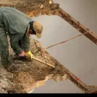 کارگر ماهر تخریب و جابجایی بار