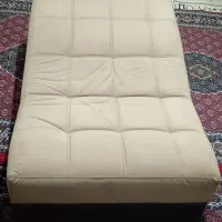 یک عدد مبل راحتی کناره (کنارمبلی)