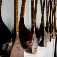 سه تار کبودرآهنگ|سازهای سنتی|کبودرآهنگ, |دیوار