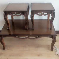 یک عدد میز جلو مبلی بزرگ با دوتا عسلی