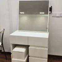 میز آرایش‌ و آینه