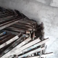 کارگر به صورت دایمی برای جابه جایی جک وقالب