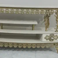 میز تلوزیون و ساعت برنجی