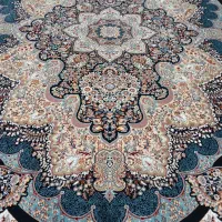 یک عدد فرش ۱۲ متری و یک عدد۶متری ۷۰۰ شانه