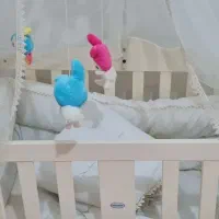 تخت کنار مادر