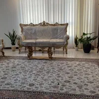 مبلمان درحد نو بسیار تمیز با کاور مناسب عروس