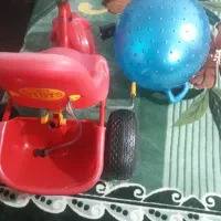 سه چرخه و توپ ورزشی