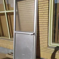 در حمام الومینیومی