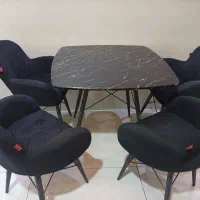 تعدادی صندلی و میز