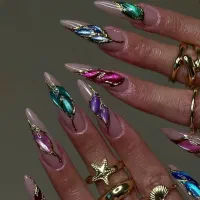 ترمیم ناخن ۹۰کاشت۱۴۰پدیکور۲۰۰لمینت۱۲۰طراحی از۱۰