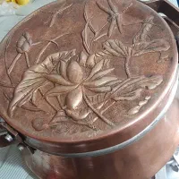 دیگچه مسی.هرکاره.قلم زنی|کلکسیون اشیاء عتیقه|مشهد, شهرک لشکر (شهرک غرب)|دیوار