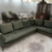 مبل ال راحتی مدرن، بسیار تمیز، پایه‌های چوبی