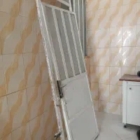 درب آهنی با چهارچوب و قفل و دسگیره