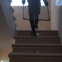 کارگرحمل وجابجای شیشه سکوریت،سنگ درطبقات