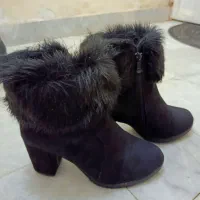 نیم‌بوت زنانه مشکی خزدار شیک و گرم