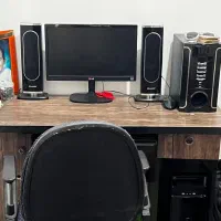 کامپیوتر و میز و باند و کیس و چندتا سی دی