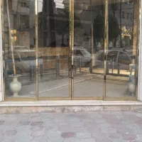 درب اتوماتیک طلایی و شیشه میرال سکوریت