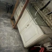 میز شیشه ای سالم وکابینت فلزی و یک عدد ساک سالم|میز و صندلی غذاخوری|سهند, |دیوار