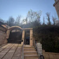 ورودی-مستقل-129متری-شیخ-زاهد-ویو-دار-70مترحیاط-شخص