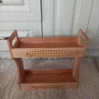 استند دو طبقه چوبی وارداتی جلو حصیری