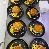 یک نیروی ماهر ب اشپزی برای فست فود