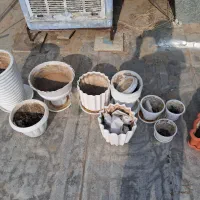 گلدان سفالی و پلاستیکی