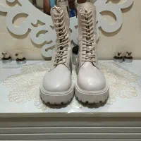 یک جفت پوتین زنانه