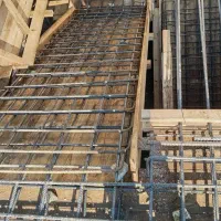 یک کارگر جهت اسکلت بندی