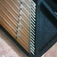 سنتور تمیز و مرتب با کتاب های آموزشی|سازهای سنتی|لار, |دیوار