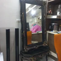 آینه و کنسول زیرش و ساعت و شمعدان