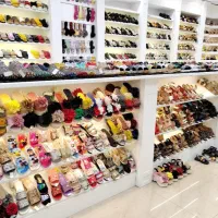 فروشنده خانم و آقا / فروشگاه بزرگ کفش