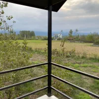 اجاره شبانه کلبه سوئیسی با ویو کوه|اجارهٔ کوتاه‌مدت ویلا و باغ|عباس‌آباد, |دیوار