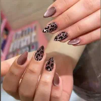 تخفیف ویژه فقط کاشت ناخن ۳۲۰