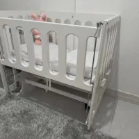 تخت نوزادی کنار مادر