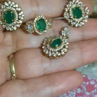 ست گوشواره و انگشتر و گردنی با سنگ سنتتیک زمرد