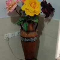 گلدان سفالی و گل رز