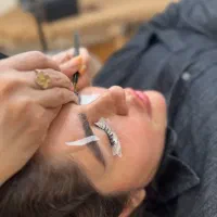 استخدام مژه‌کار حرفه ای در سالن vip تهرانسر