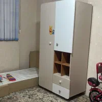 تخت و کمد چوبی کودک در حد نو و کاملا سالم