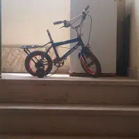 دوچرخه رنگ آبی سایز۱۲ میفروشم