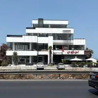 نیروی خدمات در فروشگاه مبلمان