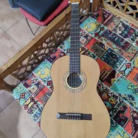 یک گیتار p400 خانی، دو عدد دف سولو نو