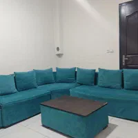 مبل راحتی شکل ال فیروزه‌ای + میز جلو مبلی