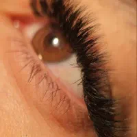 ارائه خدمات و آموزش تخصصی اکستنشن مژه و دنیای لیفت