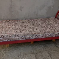 تخت یکنفره فلزی و تشک سالم