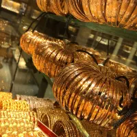 تو تهران سرت کلاه نزارند