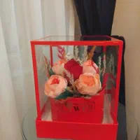 باکس شیشه ایی با گل های خارجی و  روبانی