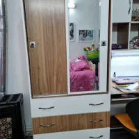 کمد ۴ کشو دارای ریال لباس و طبقه در حد نو