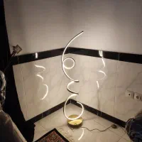 آباژور ایستاده