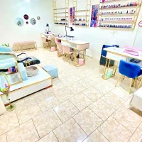 اجاره میز ناخن و صندلی تمام لاینها در سالن زیبایی